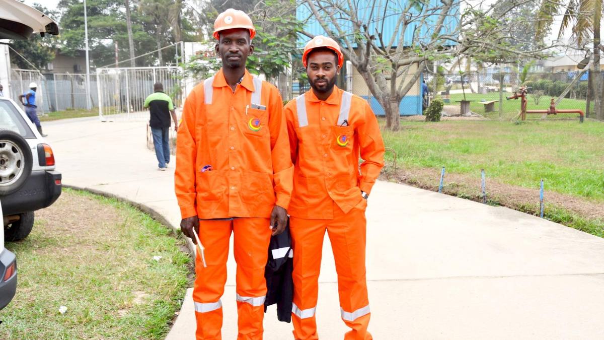 Personnel équipé en tenue de travail